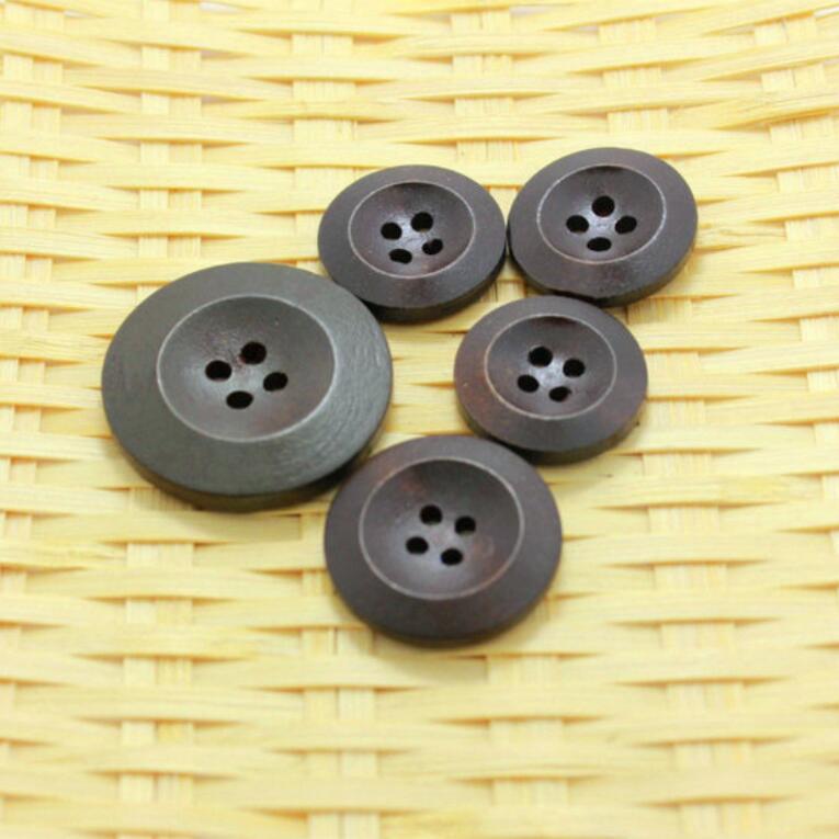 從衛浴銷售到時尚細節 探索18L-28L深咖啡色倒邊四眼木質紐扣的跨界魅力